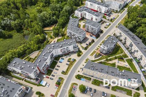 Designerski, trzystronny, przeszklenia, parking