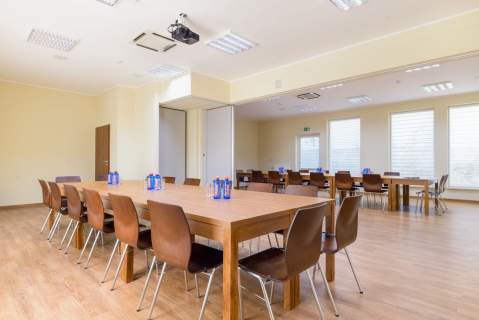 Funkcjonujący hotel z salami konferencyjnymi