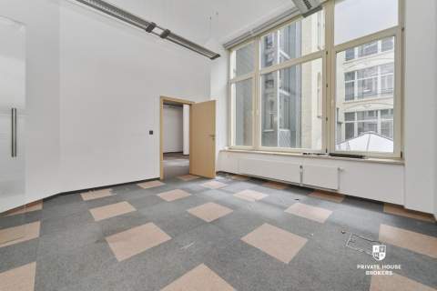 Na wynajem przestronny lokal 260 m2 Rynek 1 piętro