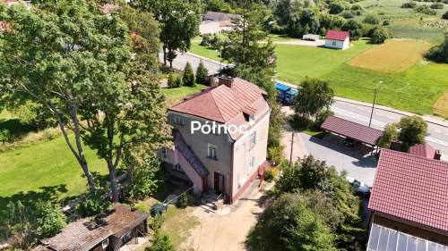 Zabytkowa kamienica w Rajgrodzie nieopodal jeziora