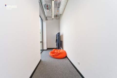 Nowoczesna siedziba firmy 360 m i parking