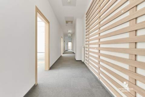 Na wynajem przestronny lokal 260 m2 Rynek 1 piętro