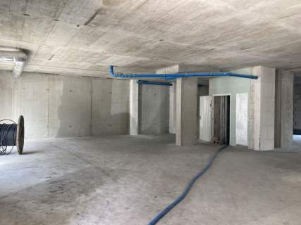 Duży lokal z placem zabaw przy metro Mińska