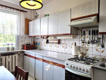 3-pokoje z oddzielną kuchnią, balkonem i piwnicą