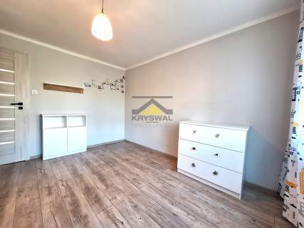 2 pokoje, osobna kuchnia, balkon, 1 pietro