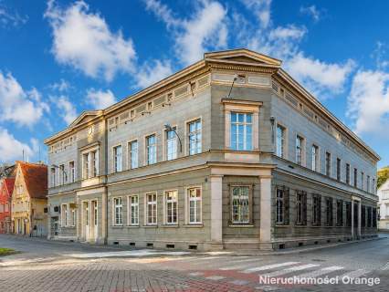 Budynek biurowy w centrum, z parkingiem