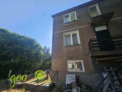 Dom w zabudowie bliźniaczej w trakcie przebudowy.