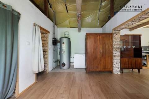 DREWNIANY DOM PO GRUNTOWNYM REMONCIE NA 1,35 HA -