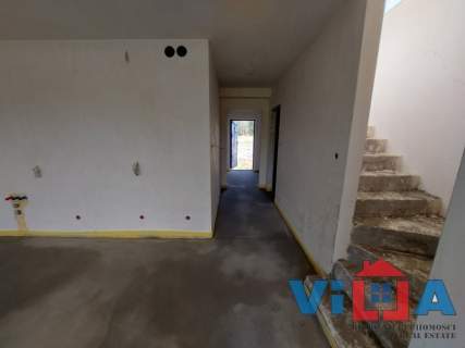 PRZESTRONNY DOM Z GARAŻEM NA SPOREJ DZIAŁCE