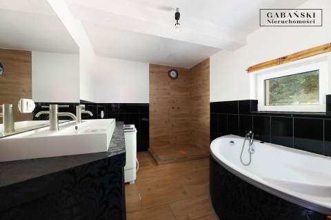 DREWNIANY DOM PO GRUNTOWNYM REMONCIE NA 1,35 HA -