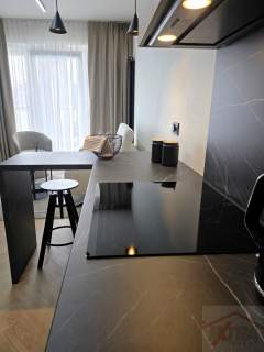 Apartament z balkonem z widokiem na rzekę.