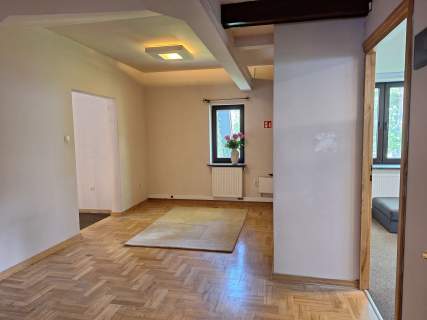 Wolnostojący przestrzenny dom w pieknej częsci Radości