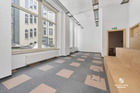 Na wynajem przestronny lokal 260 m2 Rynek 1 piętro