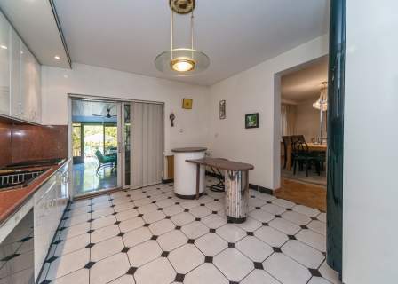 Basen, sauna, kort i 2578 m prywatności
