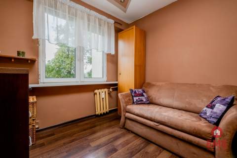 Trzy pokoje, duży balkon, do wejścia.