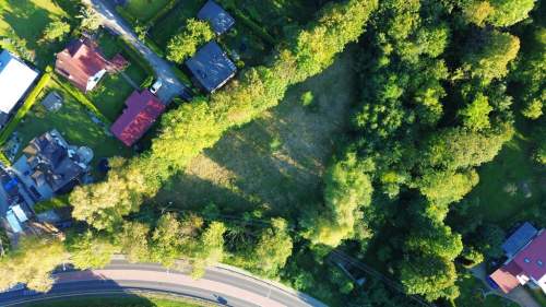 Działka inwestycyjna z gotową koncepcją budynku.