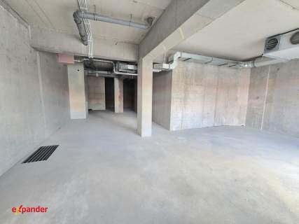 Lokal na Starym Mieście w apartamentowcu nad rzeką