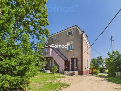 Zabytkowa kamienica w Rajgrodzie nieopodal jeziora