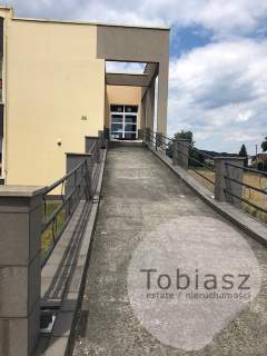 Magazyn, lokal handlowy przy głównej drodze