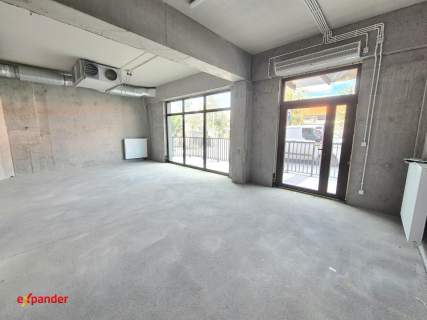 Lokal na Starym Mieście w apartamentowcu nad rzeką
