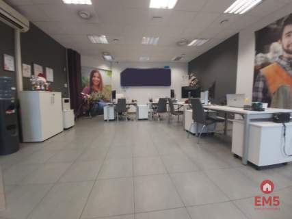 Lokal z witrynami w centrum miasta.