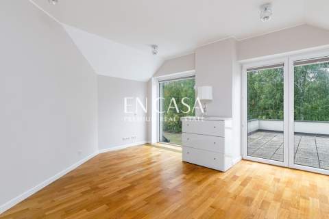 Dom 303 m w wysokim standardzie otoczony lasem.