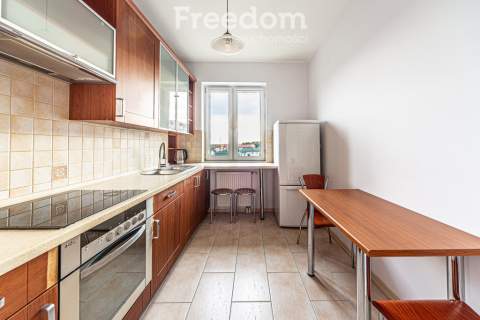 2 pokoje, oddzielna kuchnia, balkon, parking