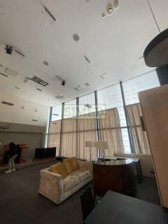 Na prestizowy salon sprzedaży, Centrum
