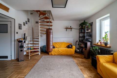 Dwa poziomy, duży balkon i przestrzeń Cisowa.