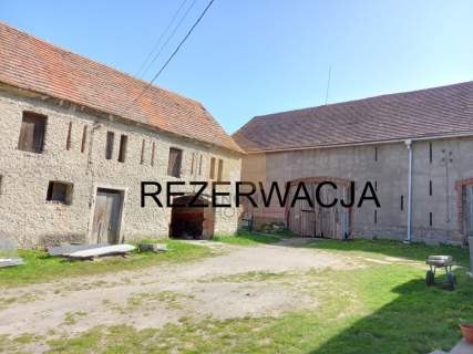 Cztery budynki gospodarcze oraz działka 42 ar