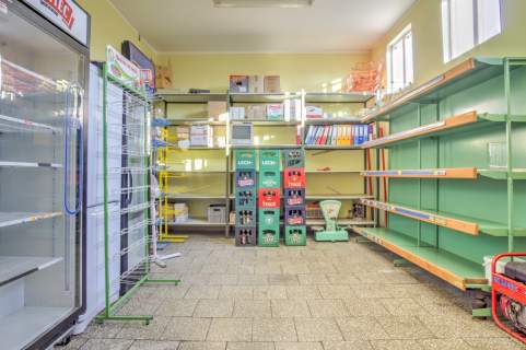 Budynek komercyjny 100,60 m z dużymi witrynami
