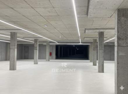 Obiekt handl.-uslugow. w Centrum Handlowym 2000m2