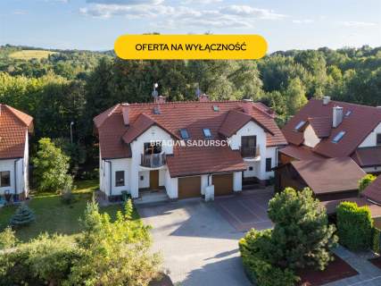KLIMATYCZNY DOM W ZIELONYCH KONARACH