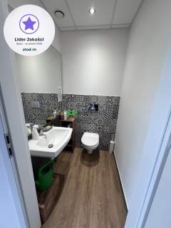 Przestronna sala z lustrem, witryna, dwa wejścia