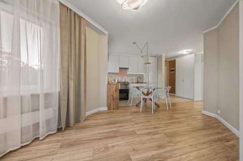 Trzy pokoje Po generalnym remoncie Balkon