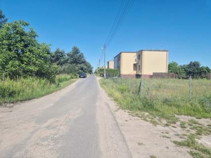 3. Ogrodzona działka z WZ pod dom i garaż .