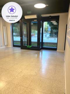 Wygodny lokal usługowy na parterze, witryny