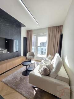 Apartament z balkonem z widokiem na rzekę.