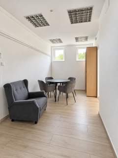 Tuż przy DK 81, duże witryny, 72m2