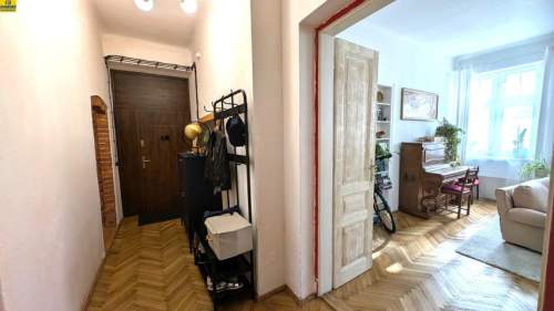W sprzedaży komfortowe 2 pok. mieszkanie w kamienicy w centrum...
