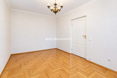 Trzy pokoje Znakomity stan Do wejścia 74m2