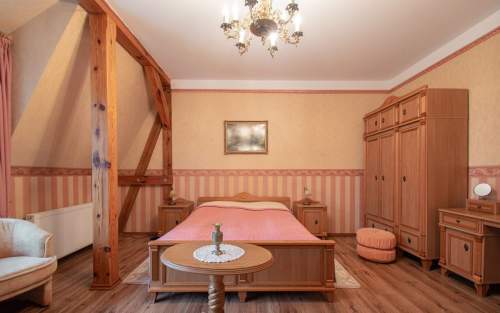 Dworek / dwa budynki z parkiem / hotel sale