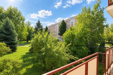 przestrzenne z oddzielną kuchnią, z balkonem
