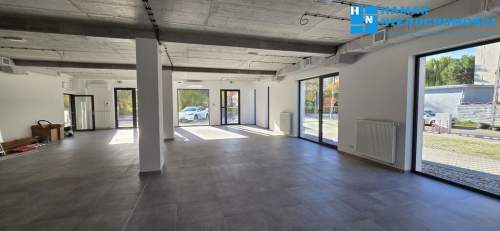 Lokal na parterze 161 m2, do własnej aranżacji, duże przeszklenia