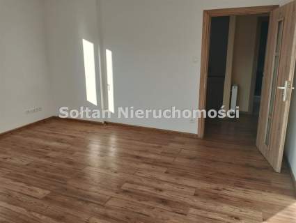 Wolno stojący dom w Łomiankach Centralnych.