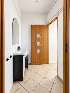 Tuż przy DK 81, duże witryny, 72m2