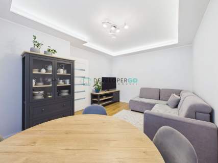 2 pokoje, oddzielna kuchnia, duży balkon i garaż
