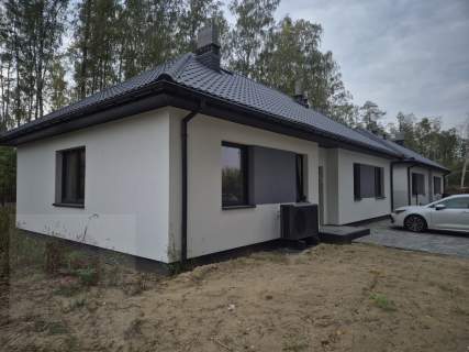 OSTATNI Nowoczesny dom parterowy przy lesie