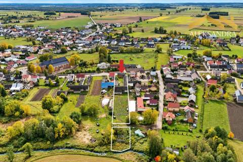Siedlisko z zabudowaniami i działką nad rzeką Spokojna okolica
