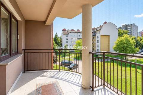 Trzy pokoje Znakomity stan Do wejścia 74m2